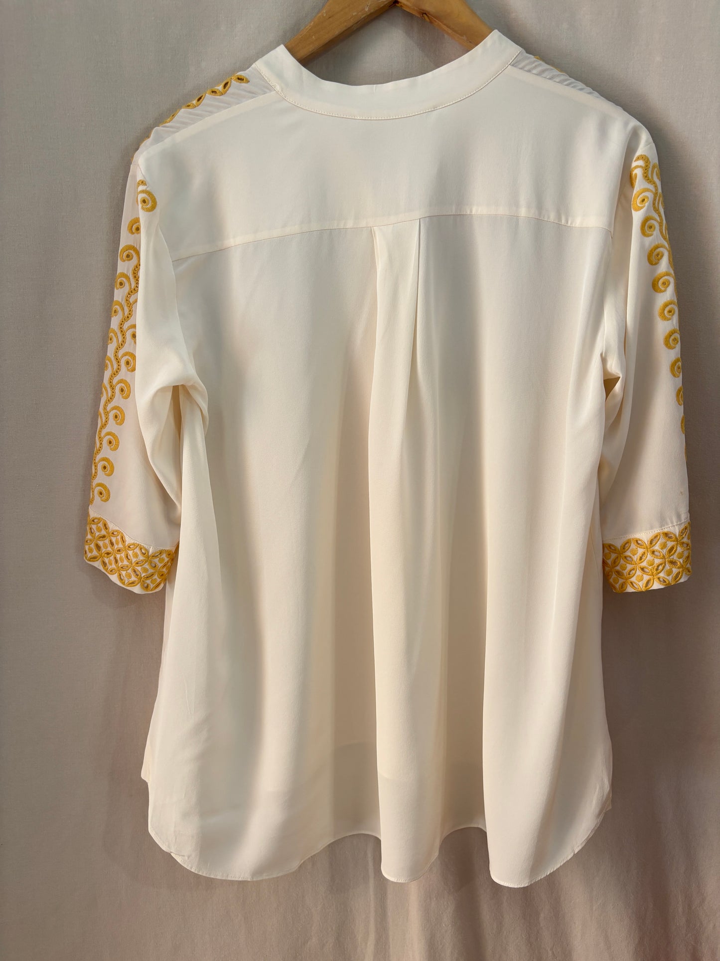 Blouse Vanessa Bruno en soie écrue brodée – Détails ajourés dorés – Taille 36