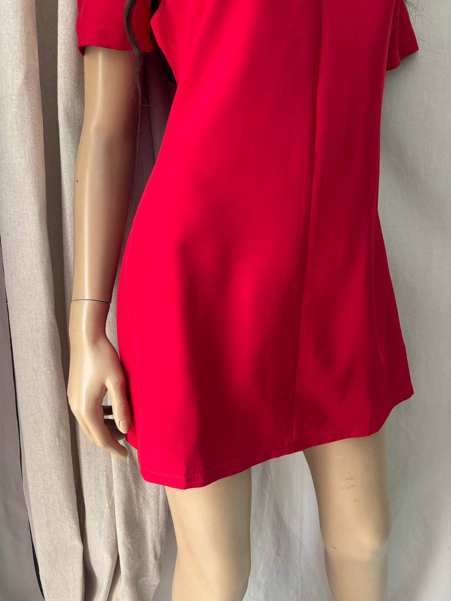 Benoa - Robe rouge élégante – robe femme chic avec détail ajouré - Taille M/L