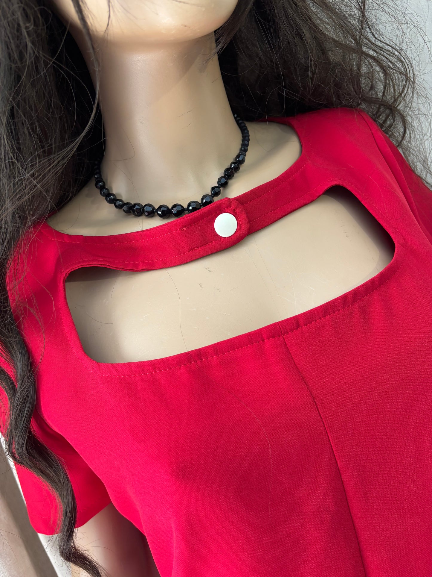 Benoa - Robe rouge élégante – robe femme chic avec détail ajouré - Taille M/L