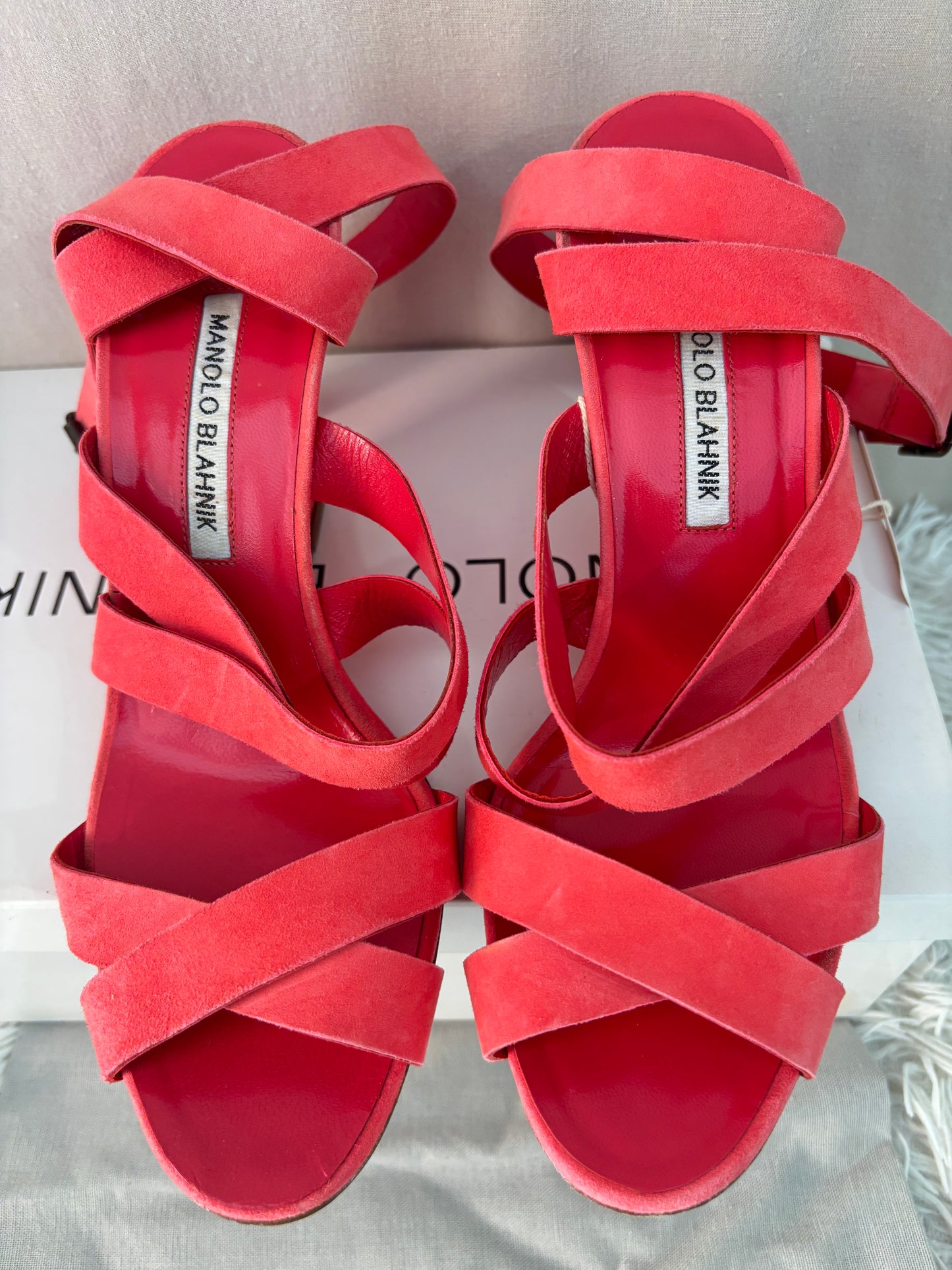 Manolo Blahnik – Sandales compensées en daim corail – Taille 37,5