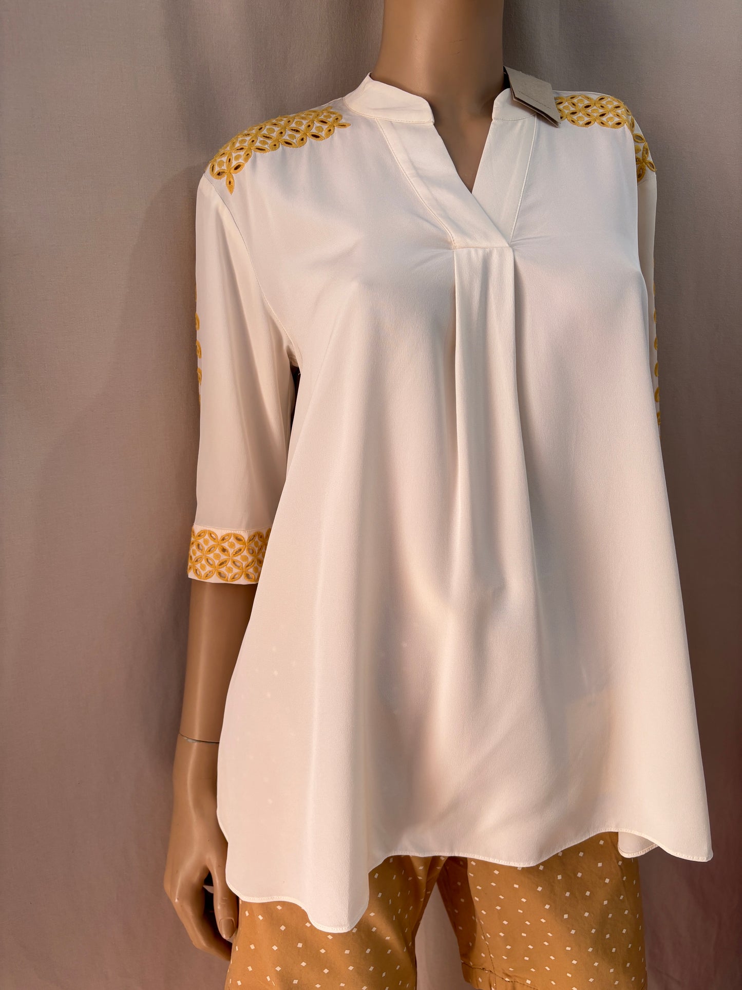 Blouse Vanessa Bruno en soie écrue brodée – Détails ajourés dorés – Taille 36