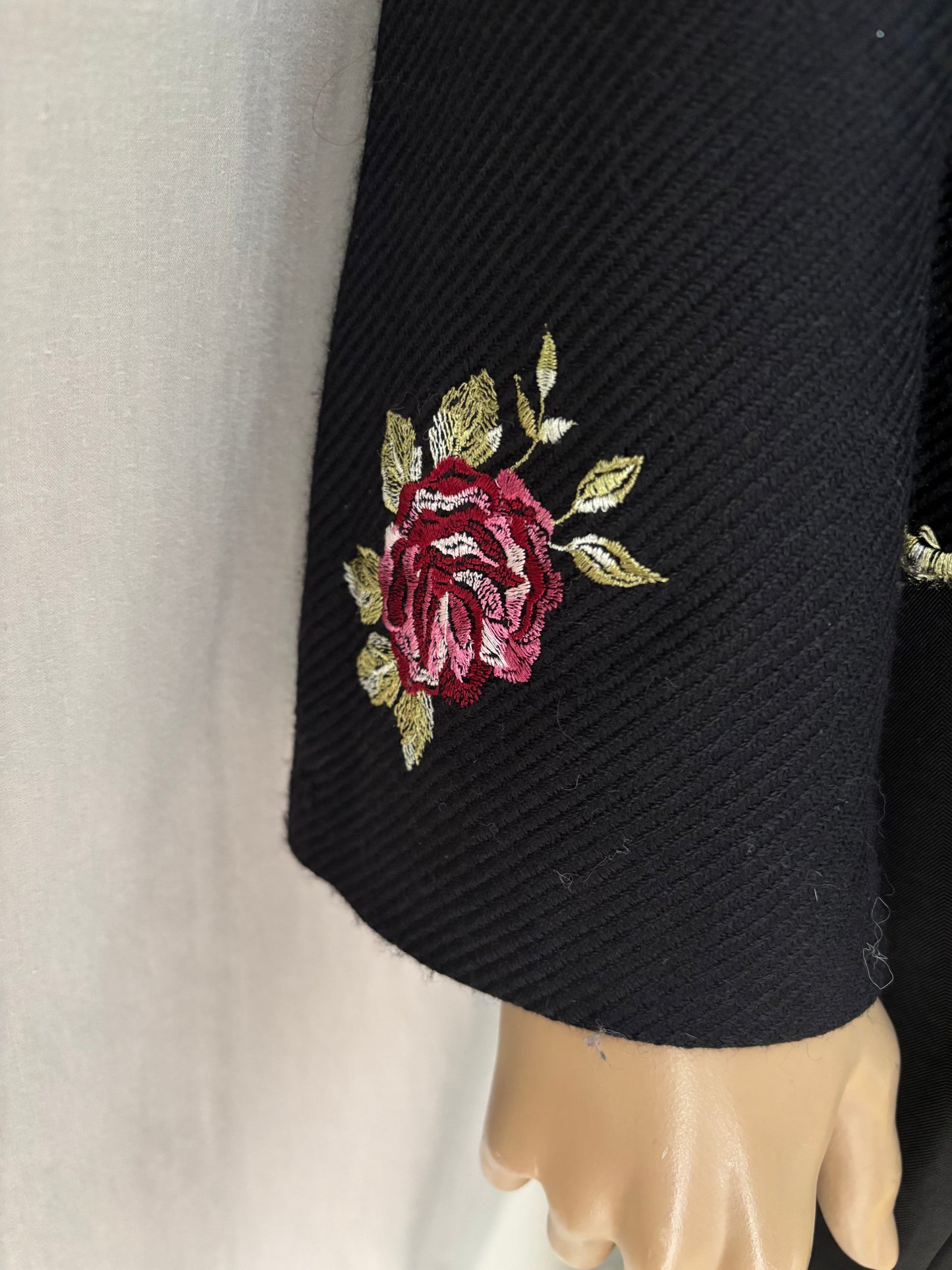Lorena Conti - veste noire brodée roses – style chic – taille M