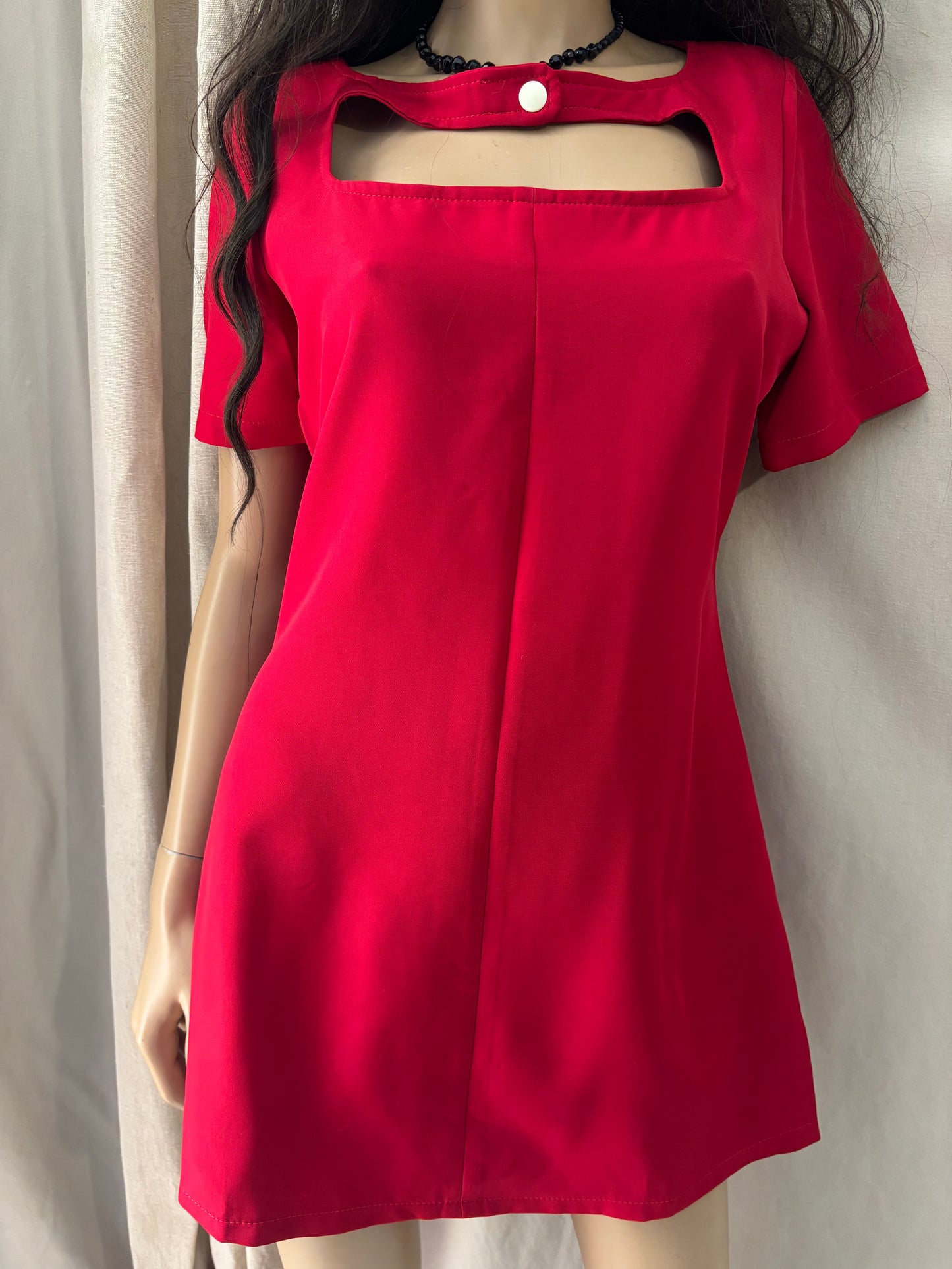 Benoa - Robe rouge élégante – robe femme chic avec détail ajouré - Taille M/L