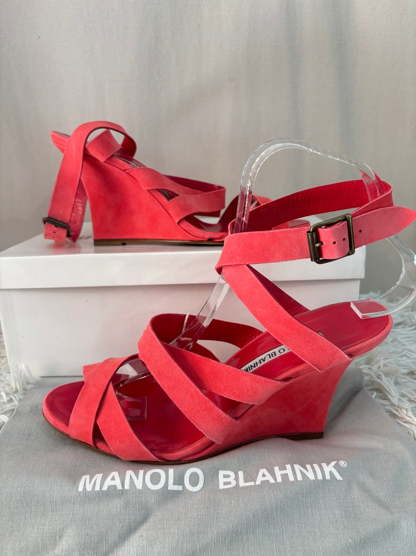 Manolo Blahnik – Sandales compensées en daim corail – Taille 37,5