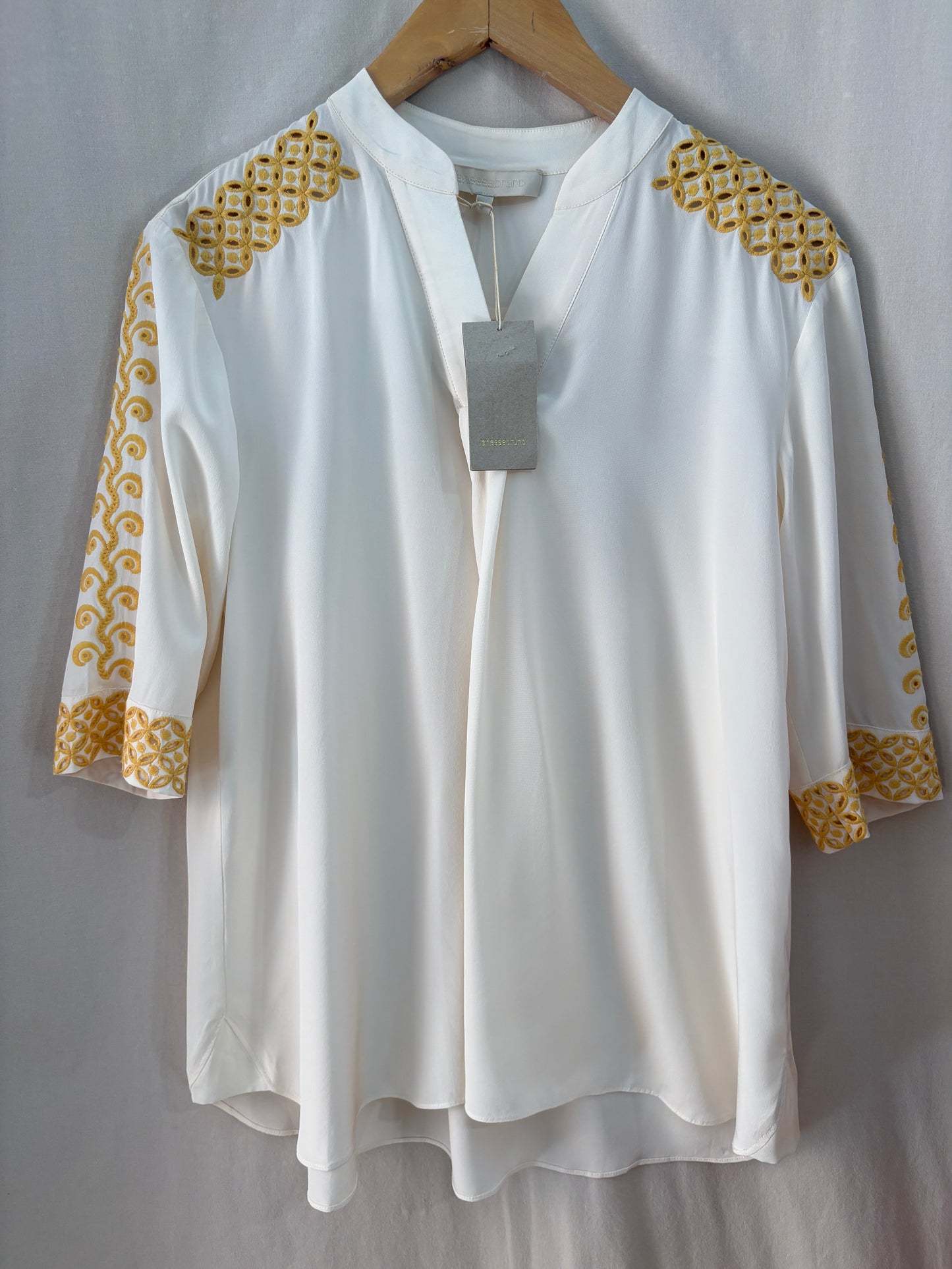 Blouse Vanessa Bruno en soie écrue brodée – Détails ajourés dorés – Taille 36