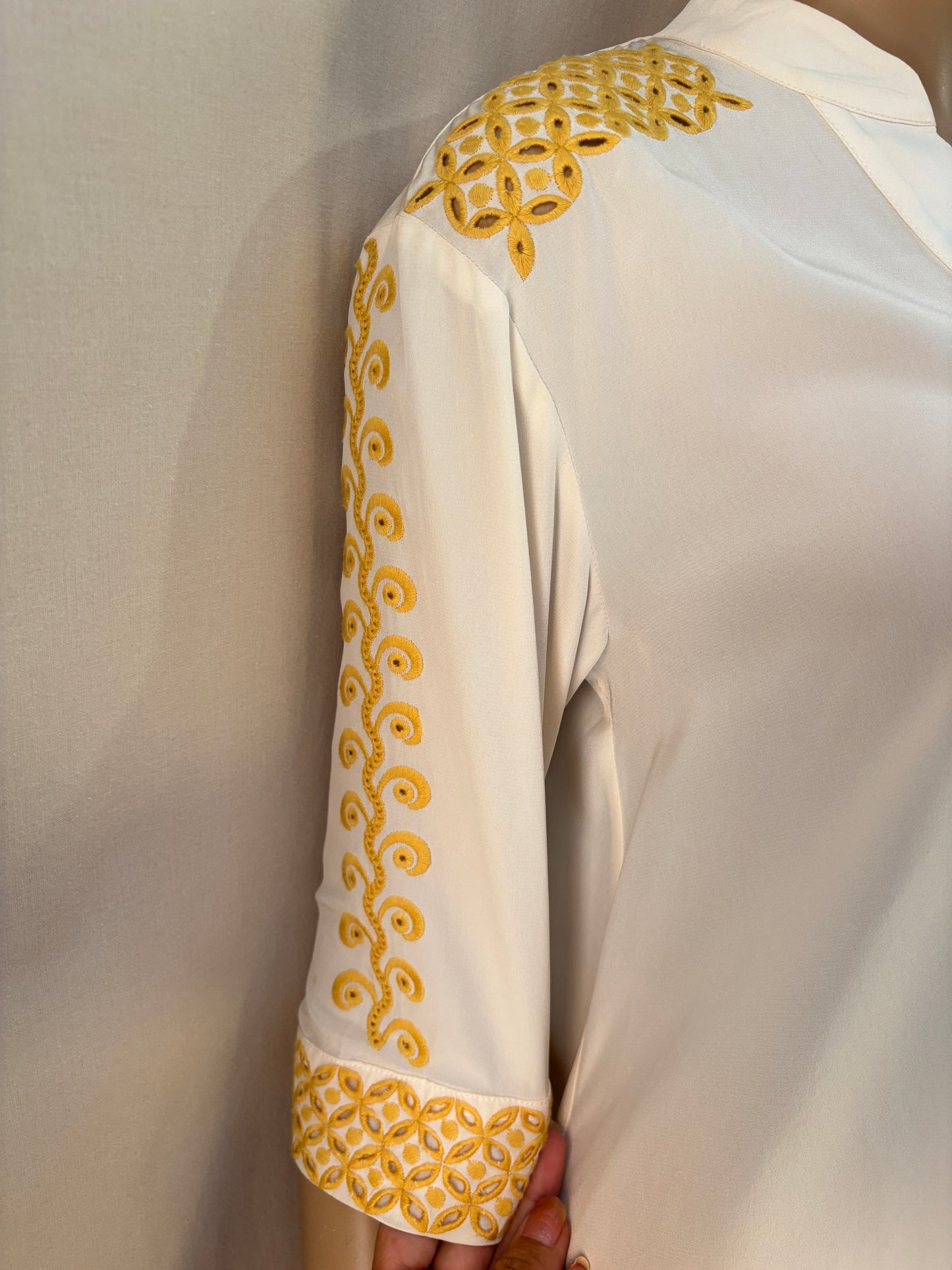 Blouse Vanessa Bruno en soie écrue brodée – Détails ajourés dorés – Taille 36