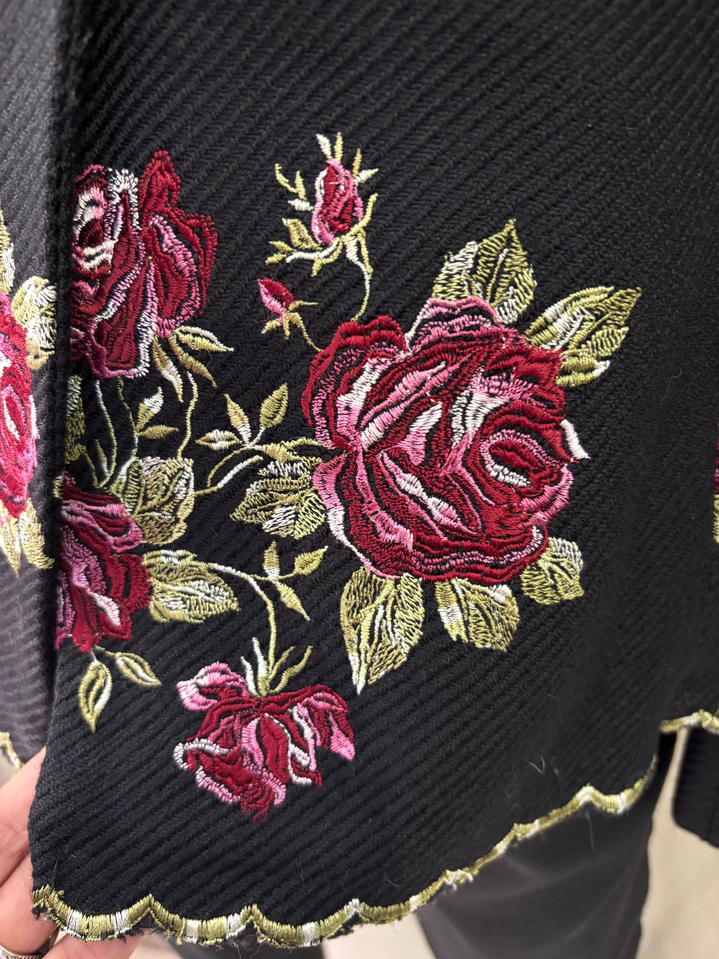 Lorena Conti - veste noire brodée roses – style chic – taille M