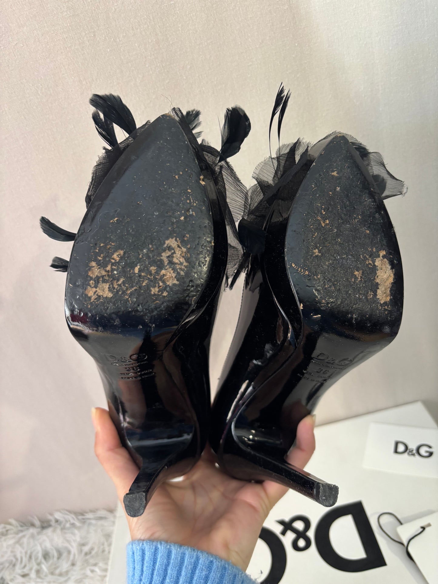 Dolce & Gabbana - D&G - Escarpins vernis noirs à plumes – talons hauts – Taille 36