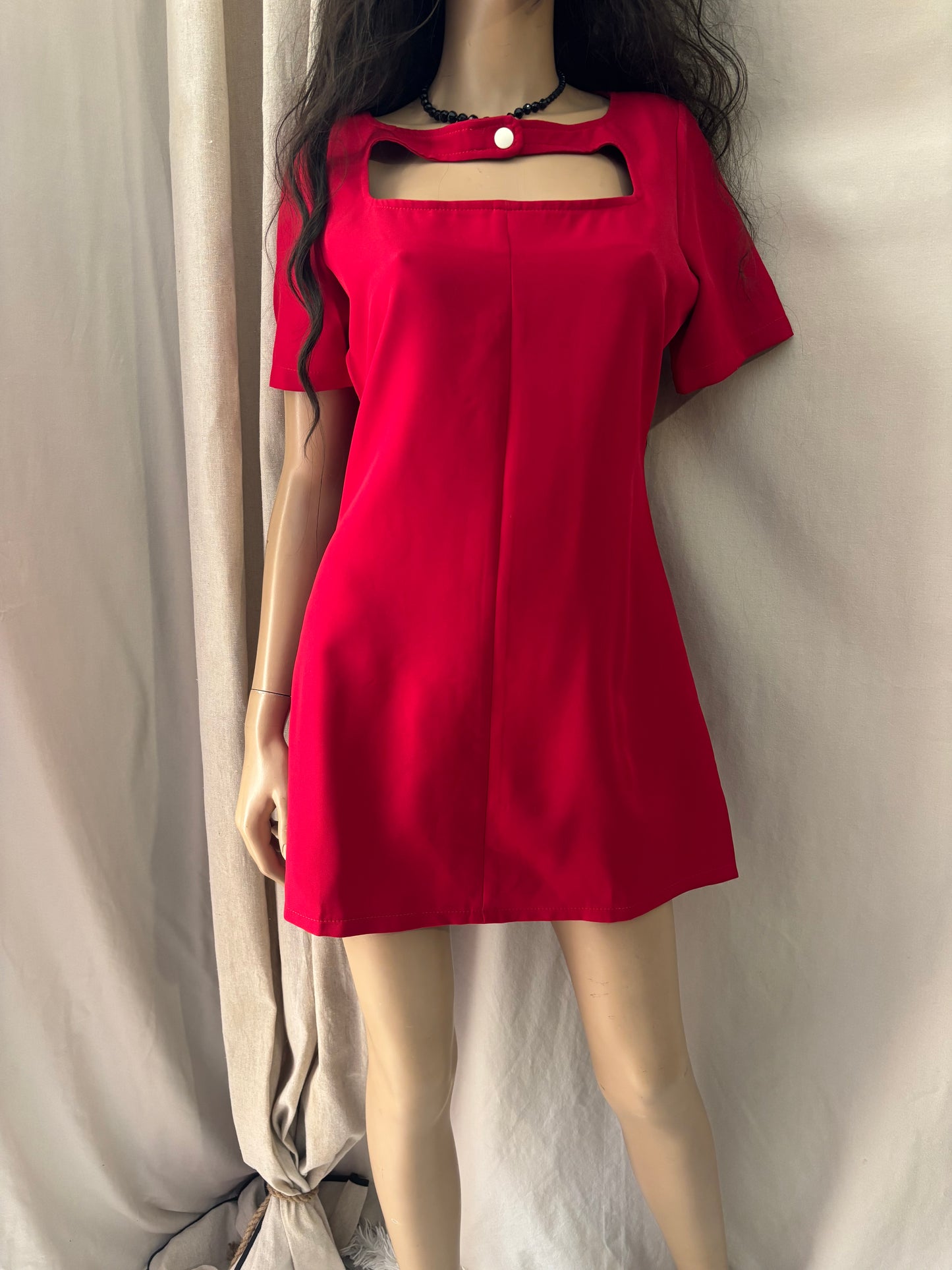 Benoa - Robe rouge élégante – robe femme chic avec détail ajouré - Taille M/L