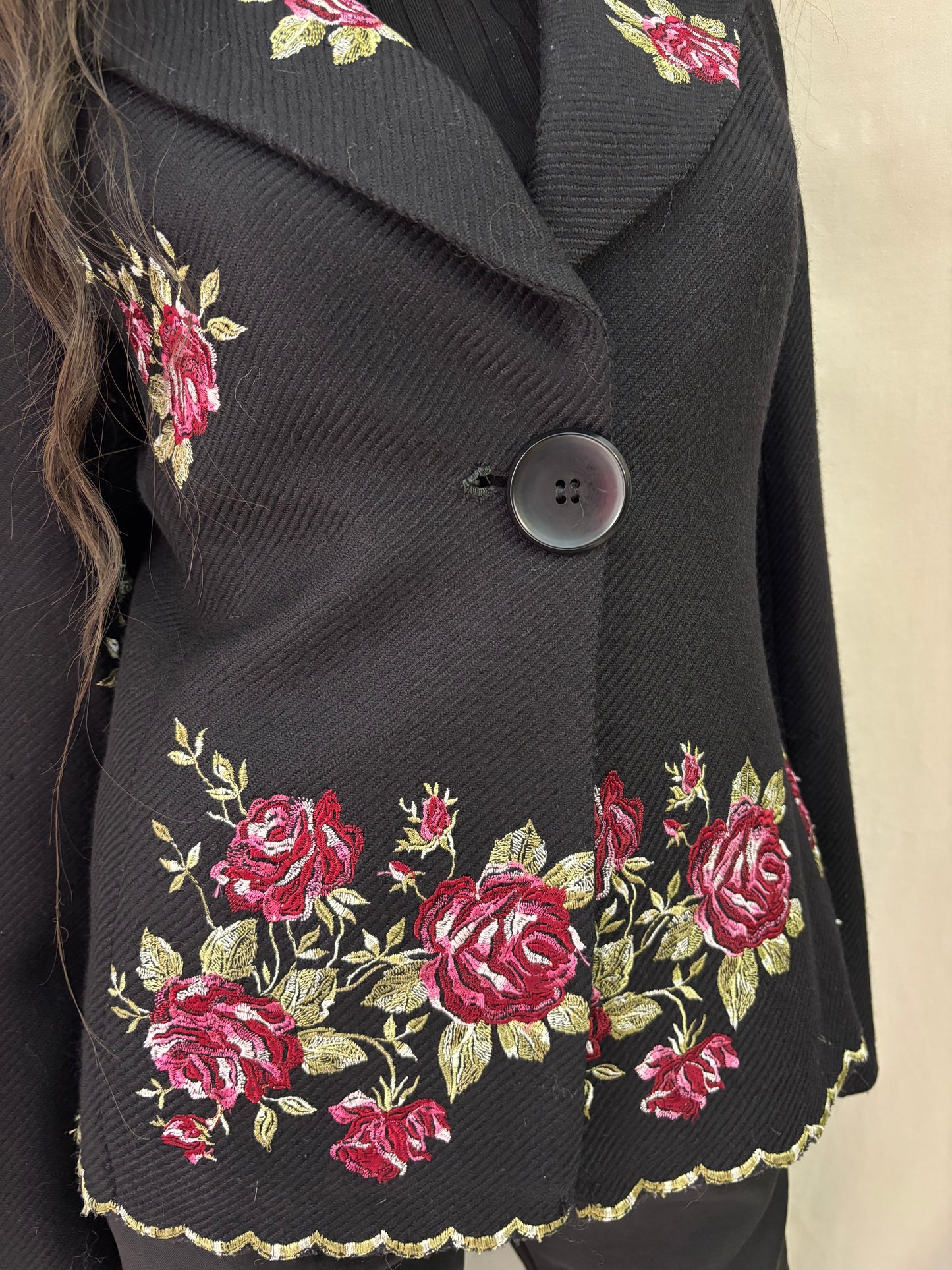 Lorena Conti - veste noire brodée roses – style chic – taille M