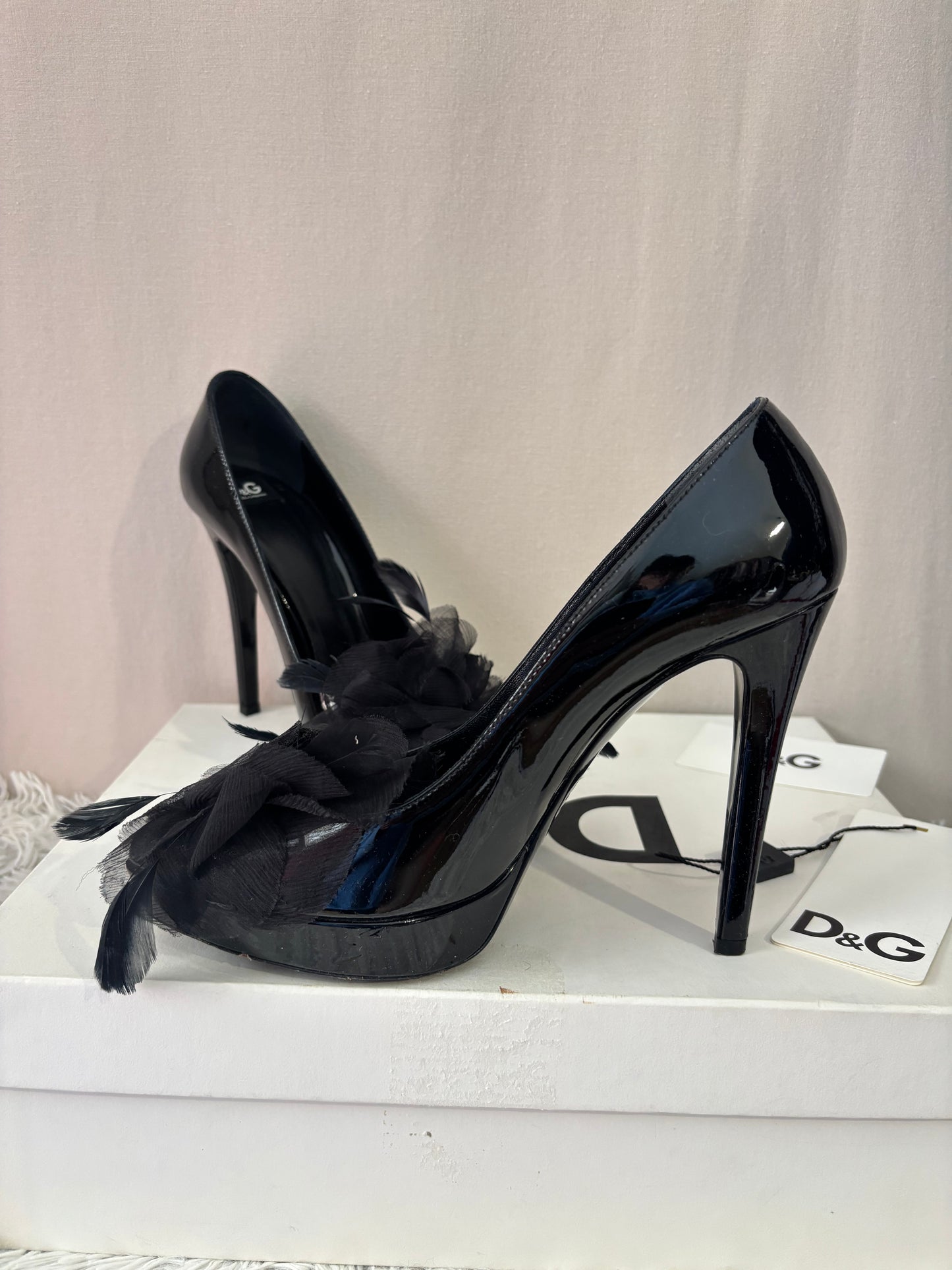 Dolce & Gabbana - D&G - Escarpins vernis noirs à plumes – talons hauts – Taille 36