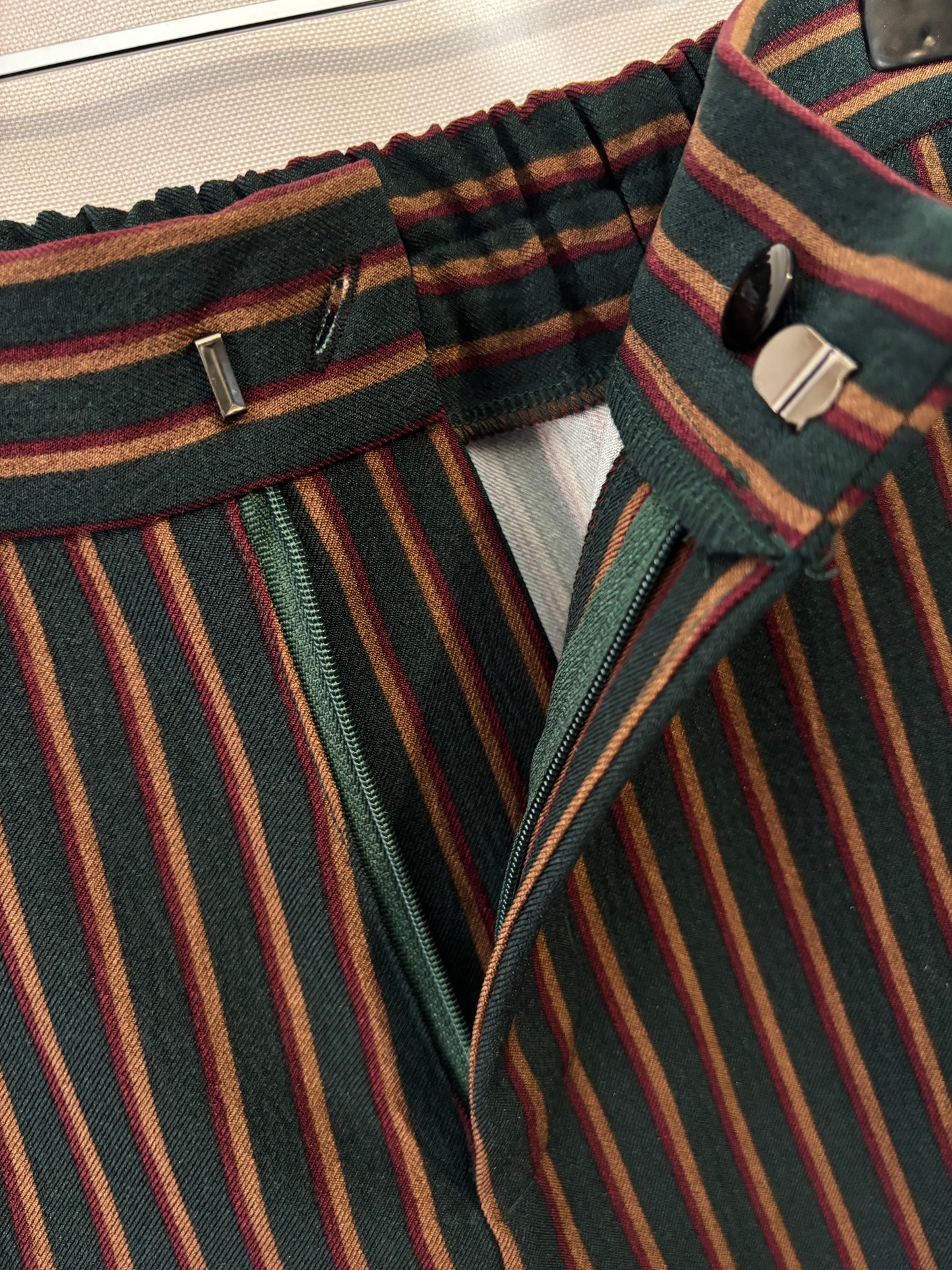 Marailise - Pantalon rayé – vert profond & bordeaux – coupe élégante - Taille 1