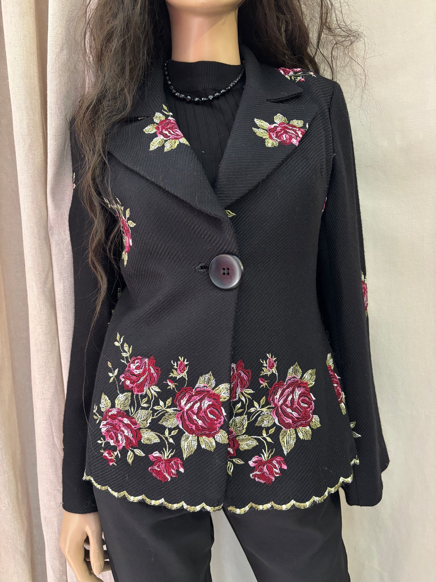 Lorena Conti - veste noire brodée roses – style chic – taille M