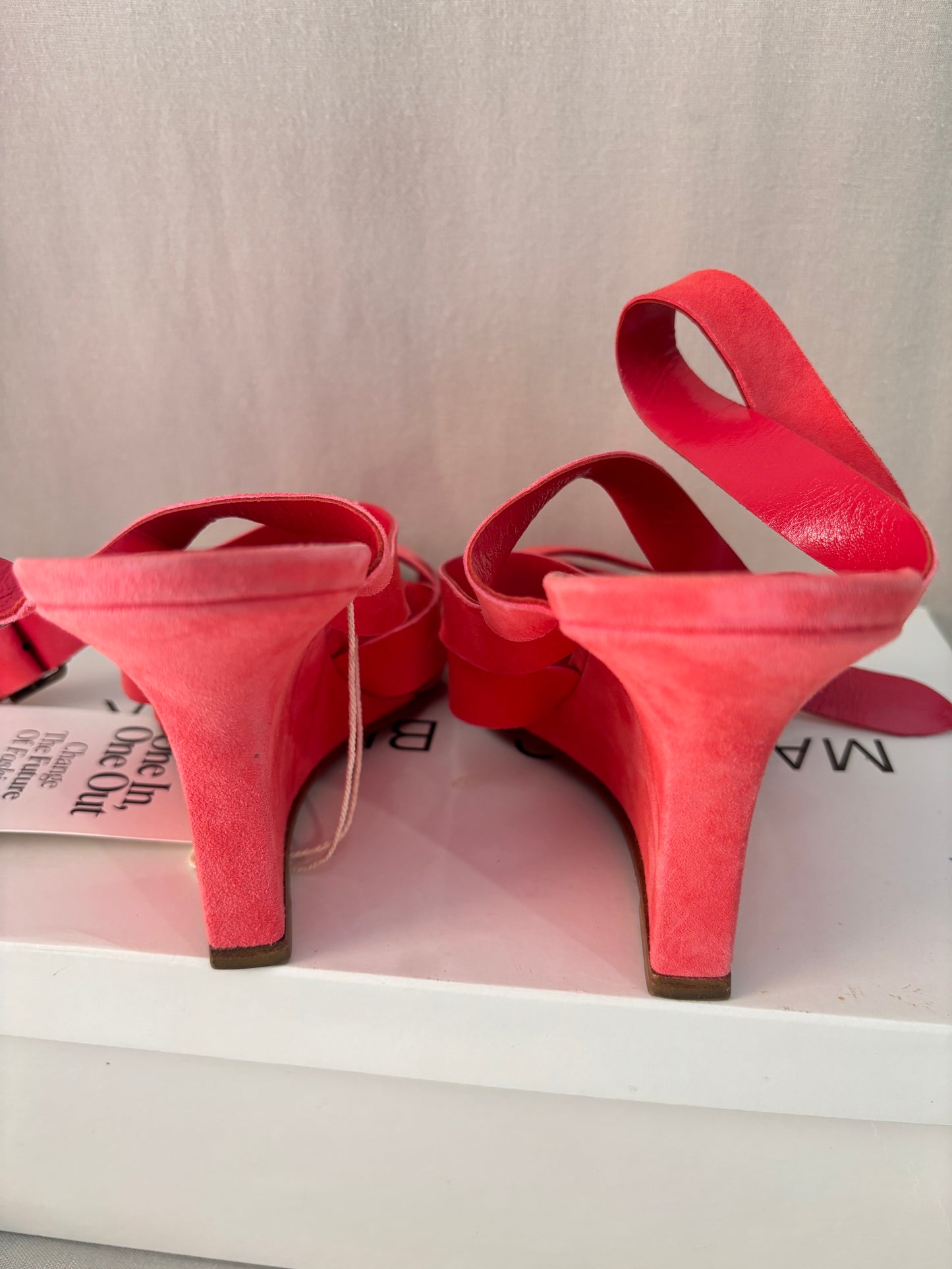 Manolo Blahnik – Sandales compensées en daim corail – Taille 37,5