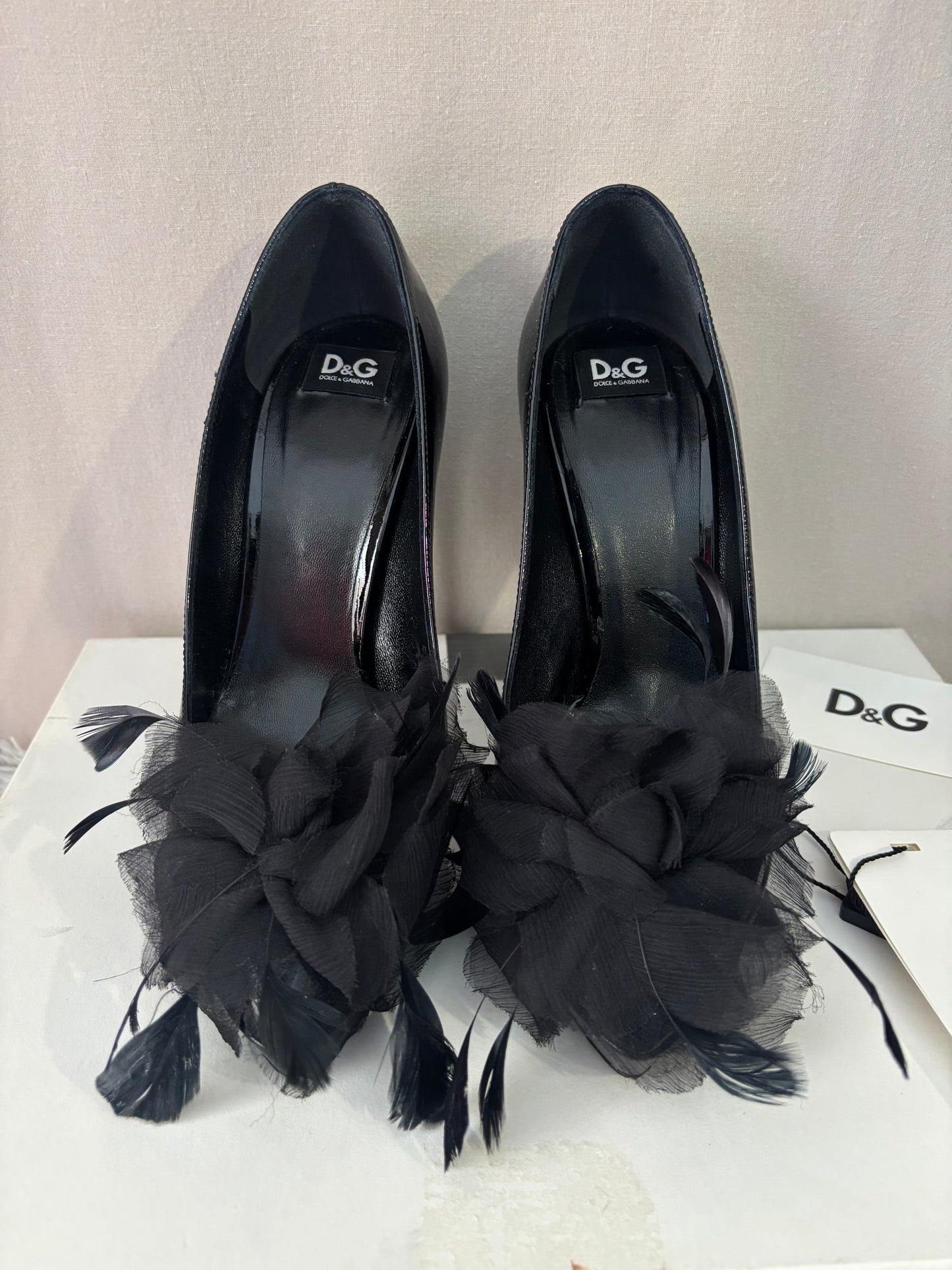 Dolce & Gabbana - D&G - Escarpins vernis noirs à plumes – talons hauts – Taille 36