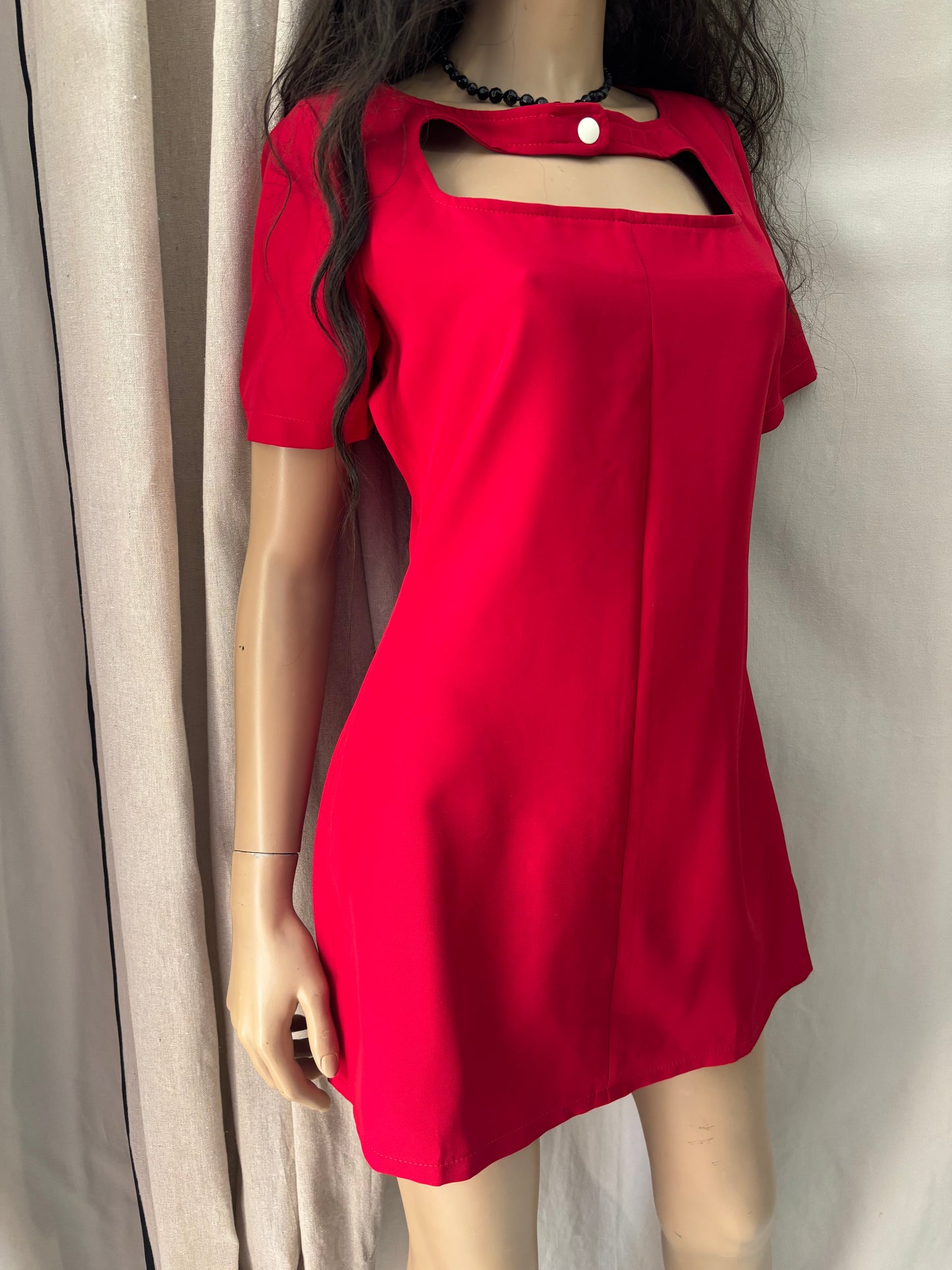 Benoa - Robe rouge élégante – robe femme chic avec détail ajouré - Taille M/L