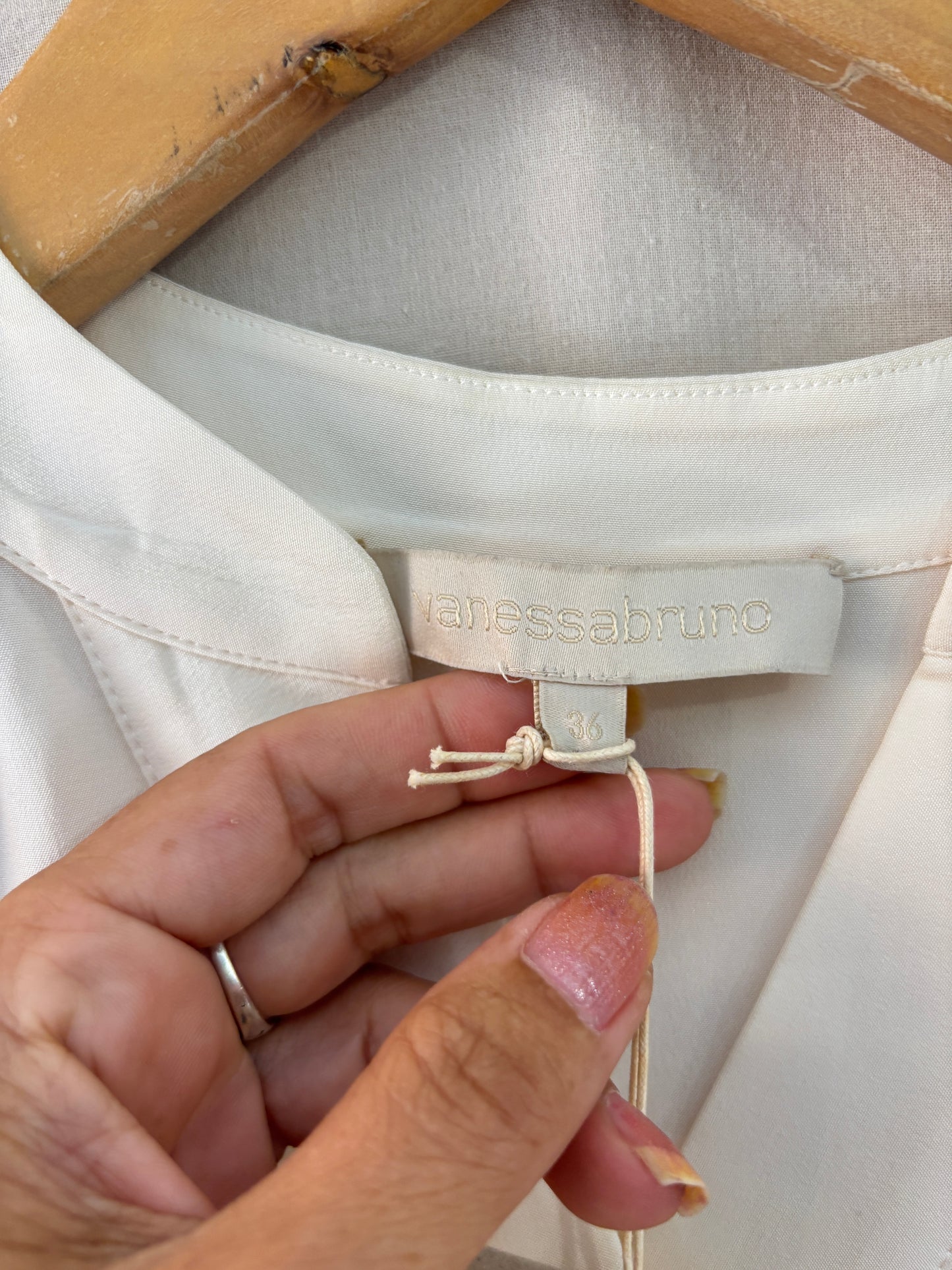 Blouse Vanessa Bruno en soie écrue brodée – Détails ajourés dorés – Taille 36