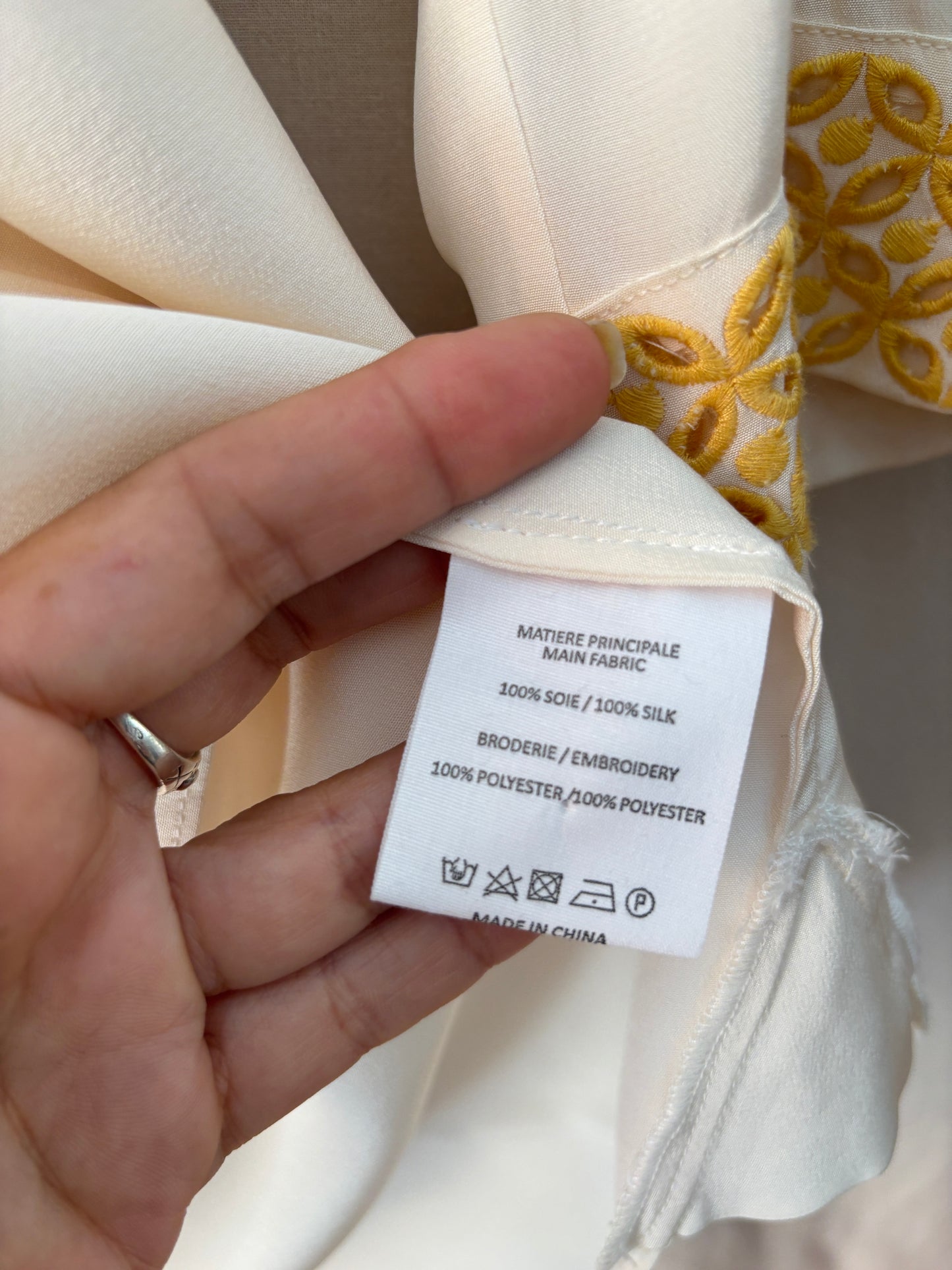 Blouse Vanessa Bruno en soie écrue brodée – Détails ajourés dorés – Taille 36