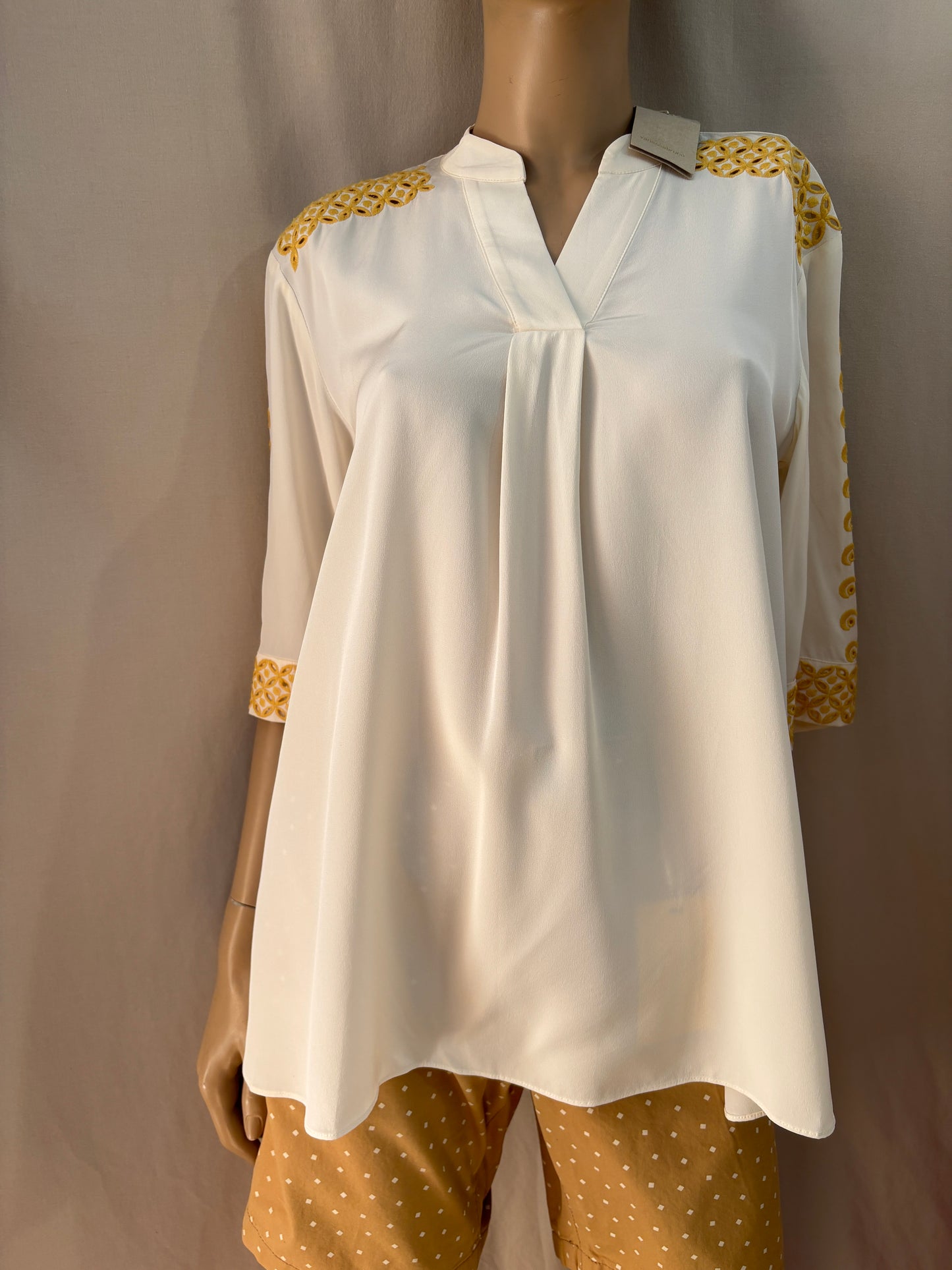 Blouse Vanessa Bruno en soie écrue brodée – Détails ajourés dorés – Taille 36