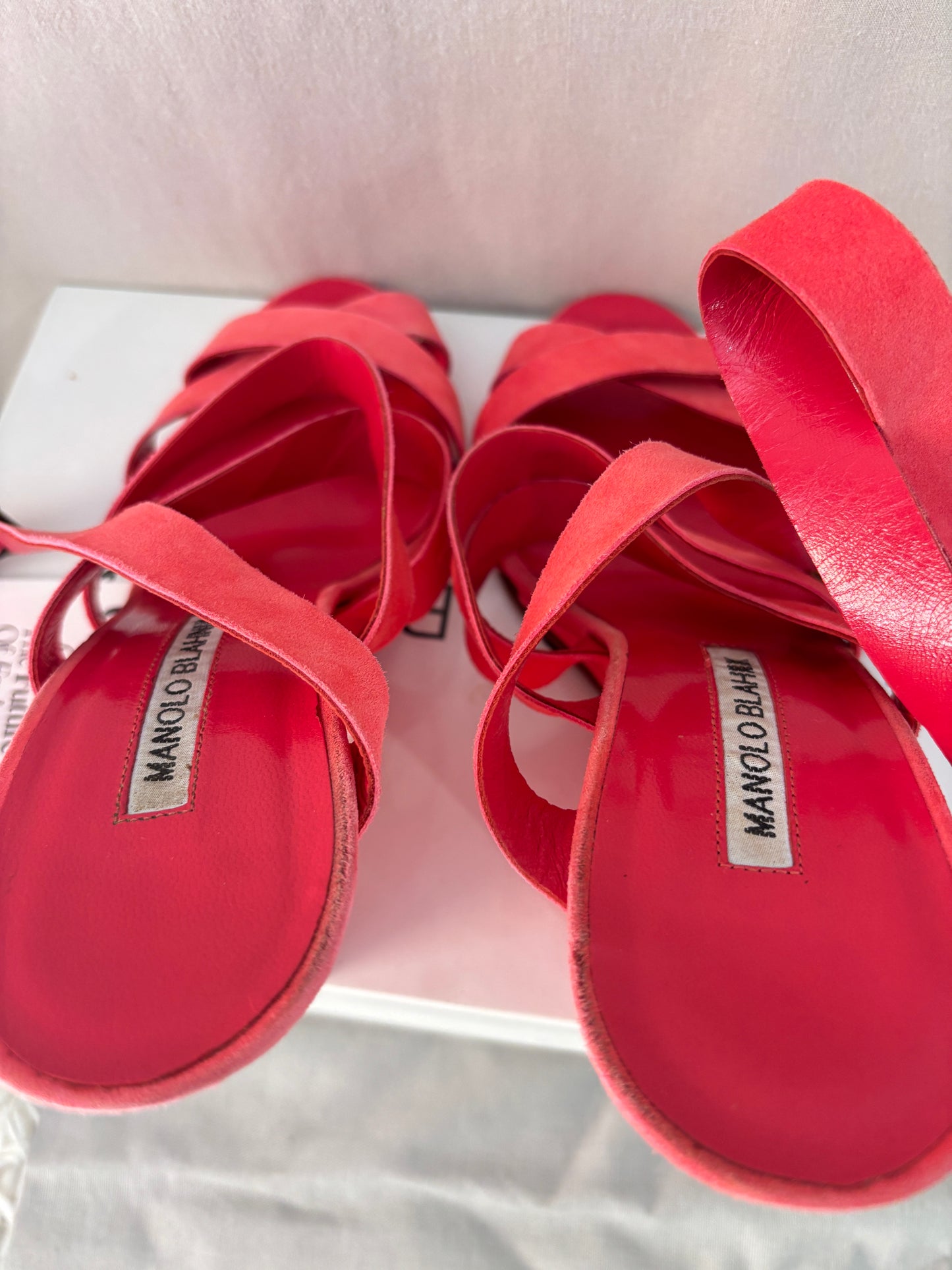 Manolo Blahnik – Sandales compensées en daim corail – Taille 37,5