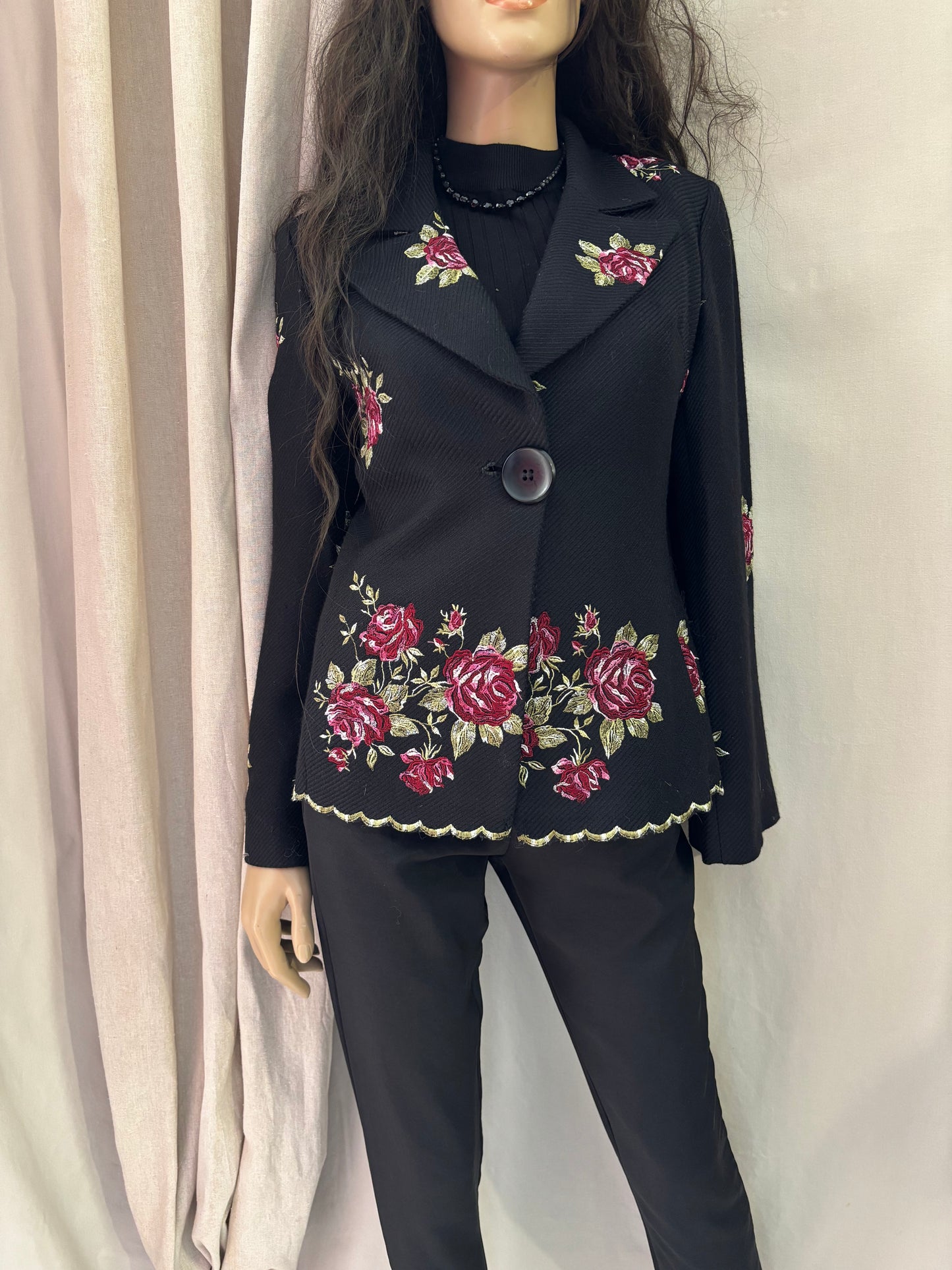 Lorena Conti - veste noire brodée roses – style chic – taille M