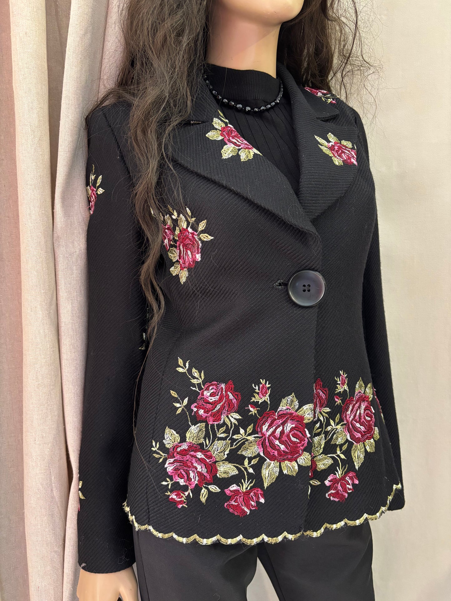 Lorena Conti - veste noire brodée roses – style chic – taille M
