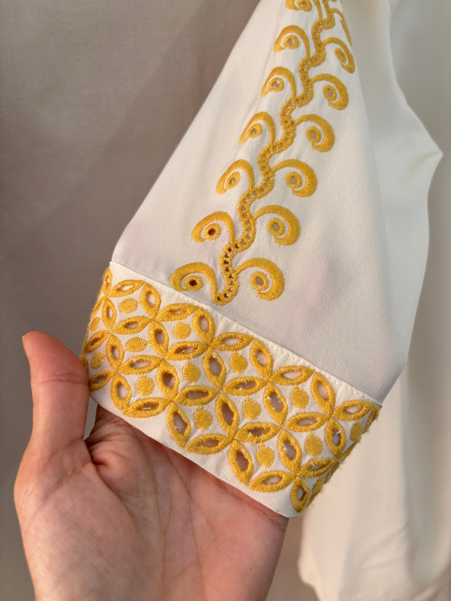 Blouse Vanessa Bruno en soie écrue brodée – Détails ajourés dorés – Taille 36