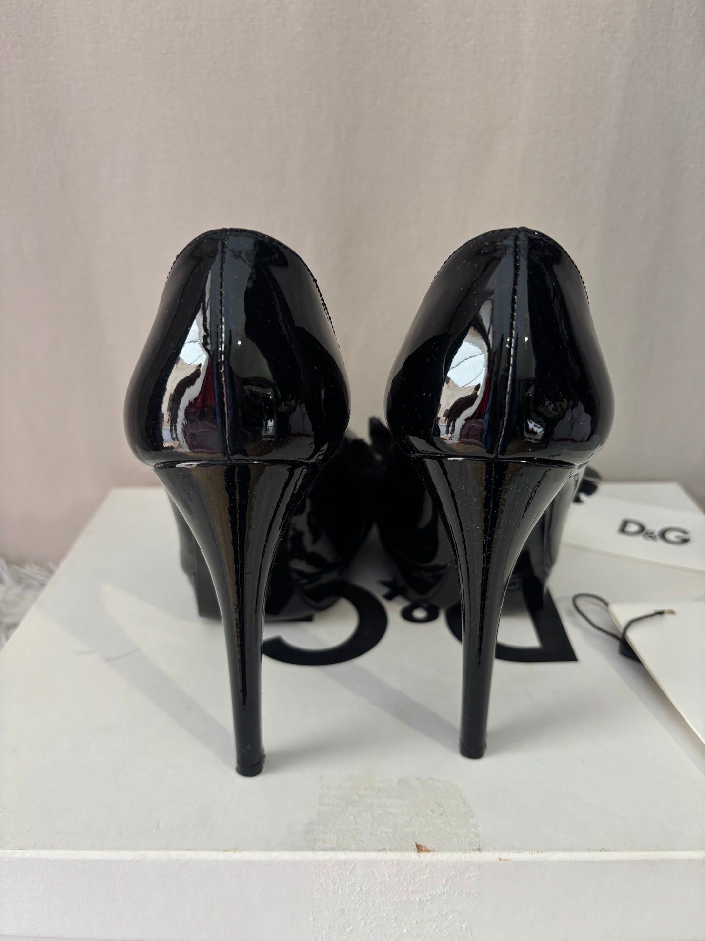 Dolce & Gabbana - D&G - Escarpins vernis noirs à plumes – talons hauts – Taille 36