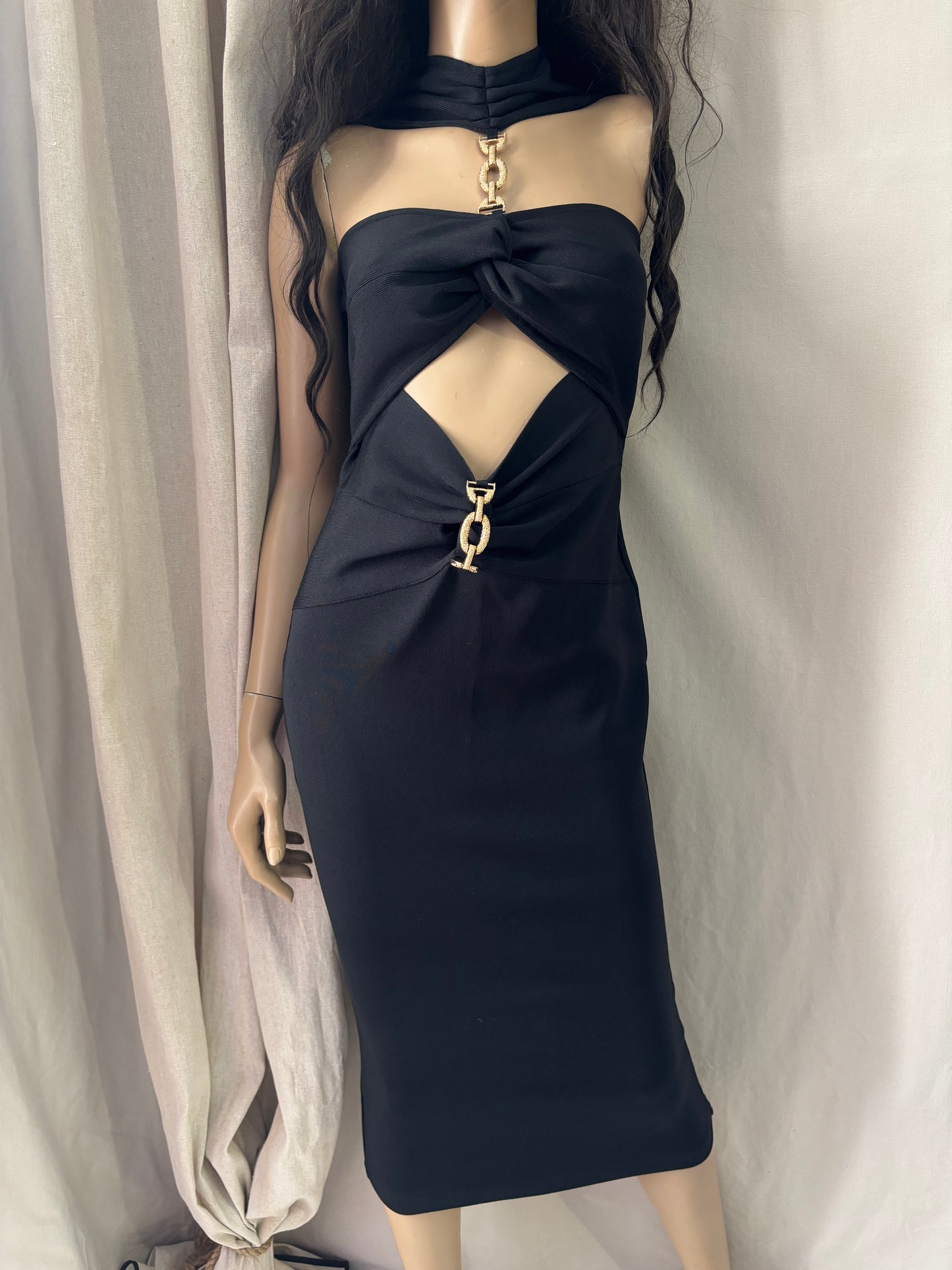 Robe midi noire cut-out à chaînes dorées – Glamour soirée - TM