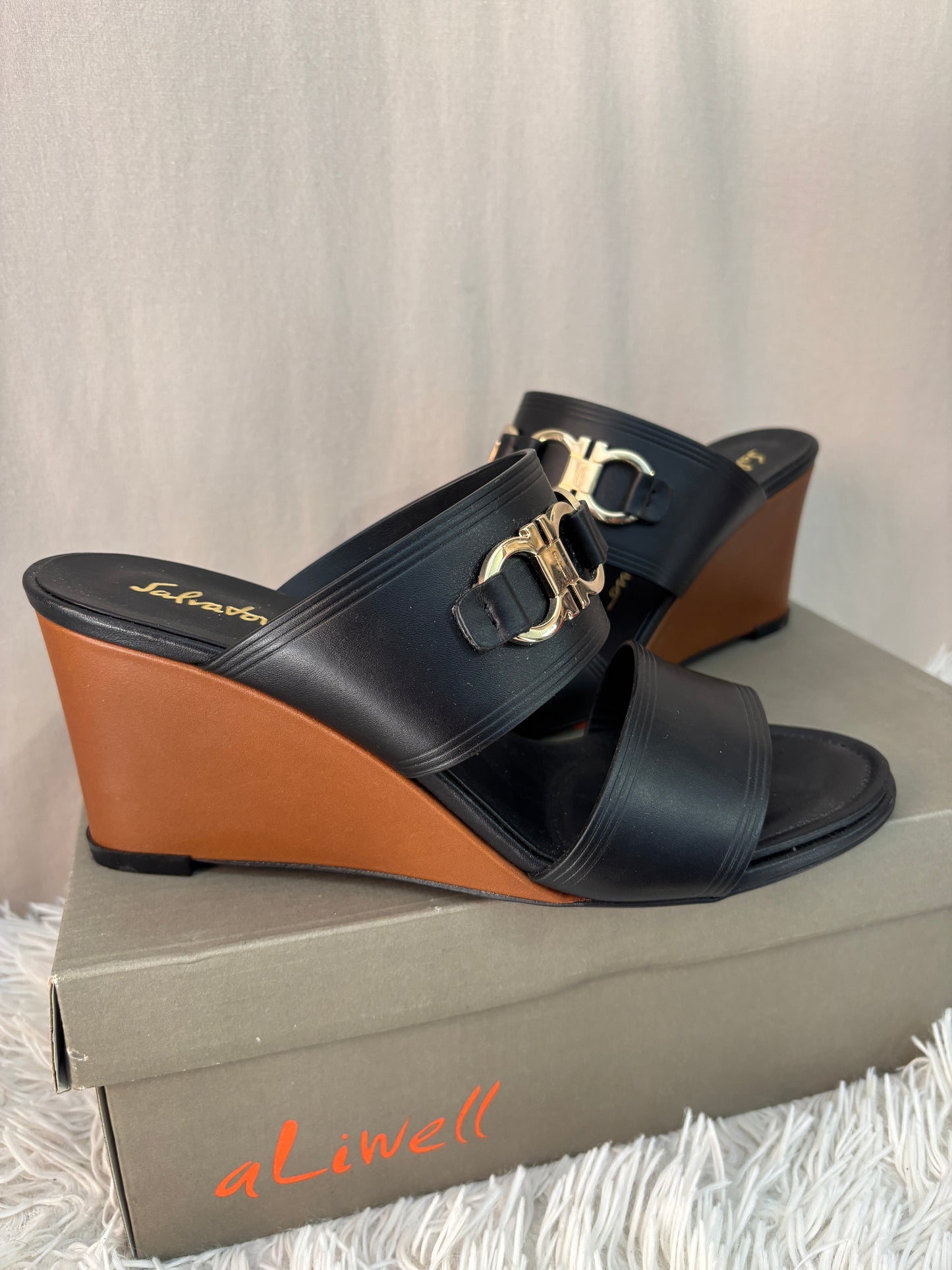 Salvatore Ferragamo Gancini sandales compensées Cuir noir Taille 38 (7 1/2 C )