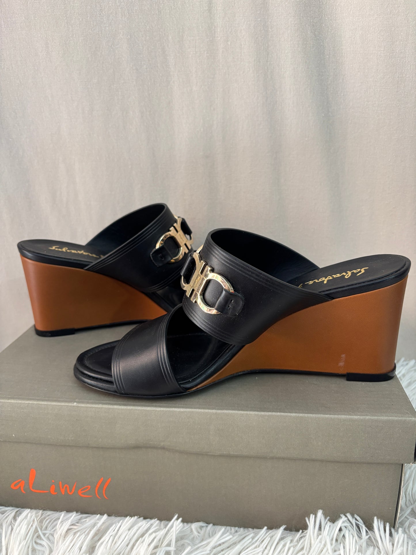 Salvatore Ferragamo Gancini sandales compensées Cuir noir Taille 38 (7 1/2 C )