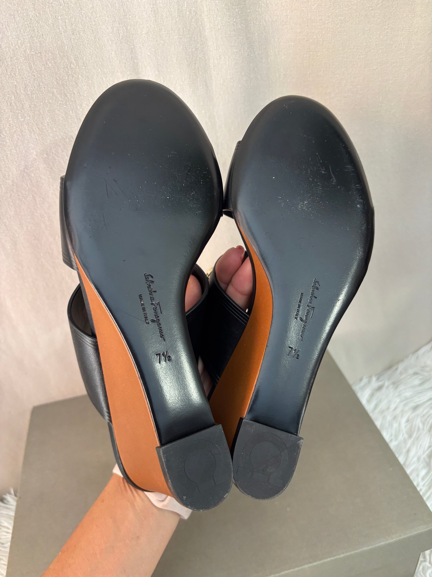 Salvatore Ferragamo Gancini sandales compensées Cuir noir Taille 38 (7 1/2 C )